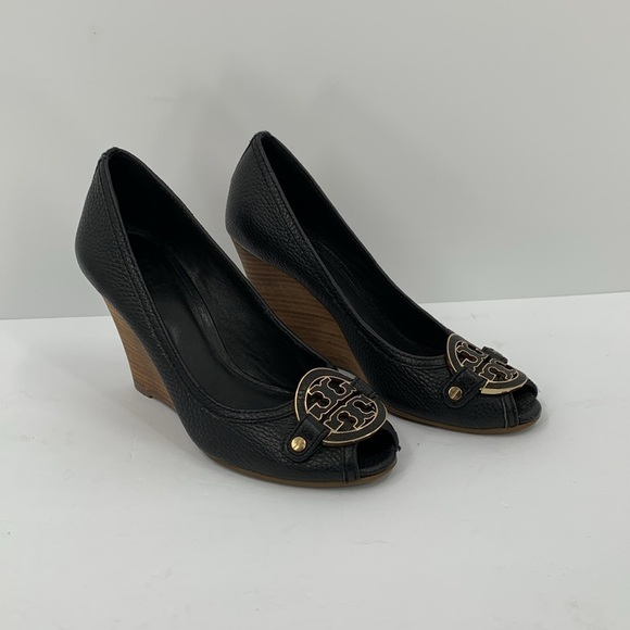 Tory Burch Amanda wedge black pebbled leather high shoe peeptoe gold logo 8 - Picture 2 of 7
